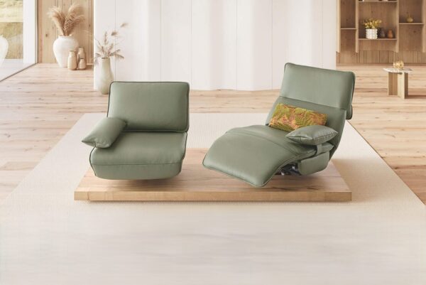 KOINOR sofa ELLIS w zielonym obiciu z funkcją relaks, nowoczesny design w jasnym wnętrzu